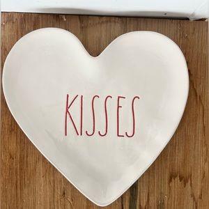 Rae Dunn | Kisses Heart Plate NWT